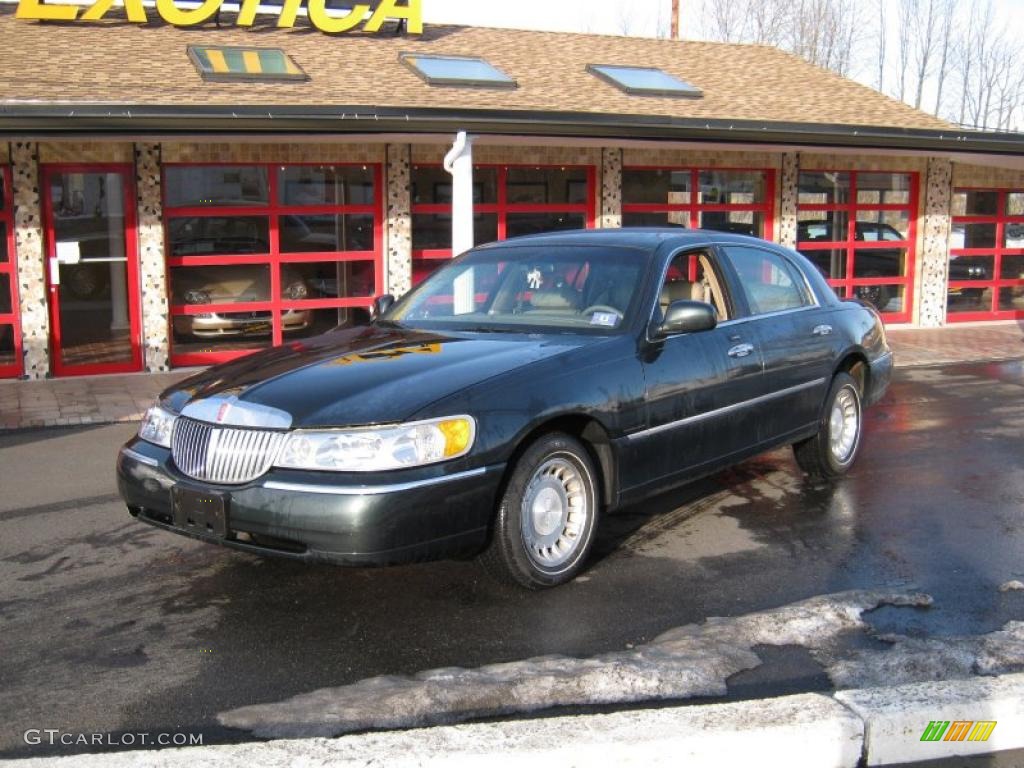 2002 Town Car Executive - Aspen Green Metallic / Light Parchment photo #1