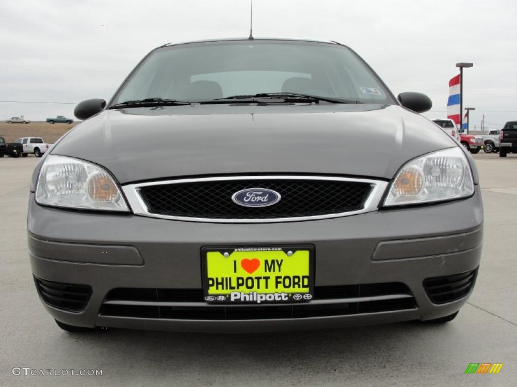 2007 Focus ZX4 SE Sedan - Liquid Grey Metallic / Charcoal/Light Flint photo #9