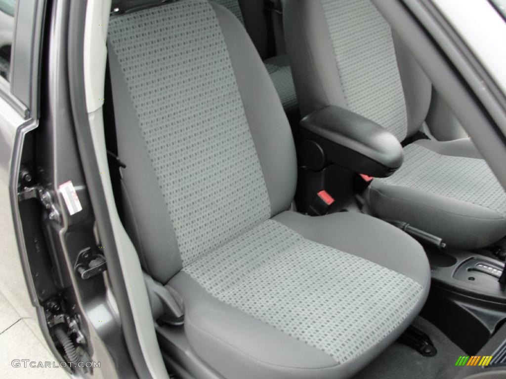 2007 Focus ZX4 SE Sedan - Liquid Grey Metallic / Charcoal/Light Flint photo #24