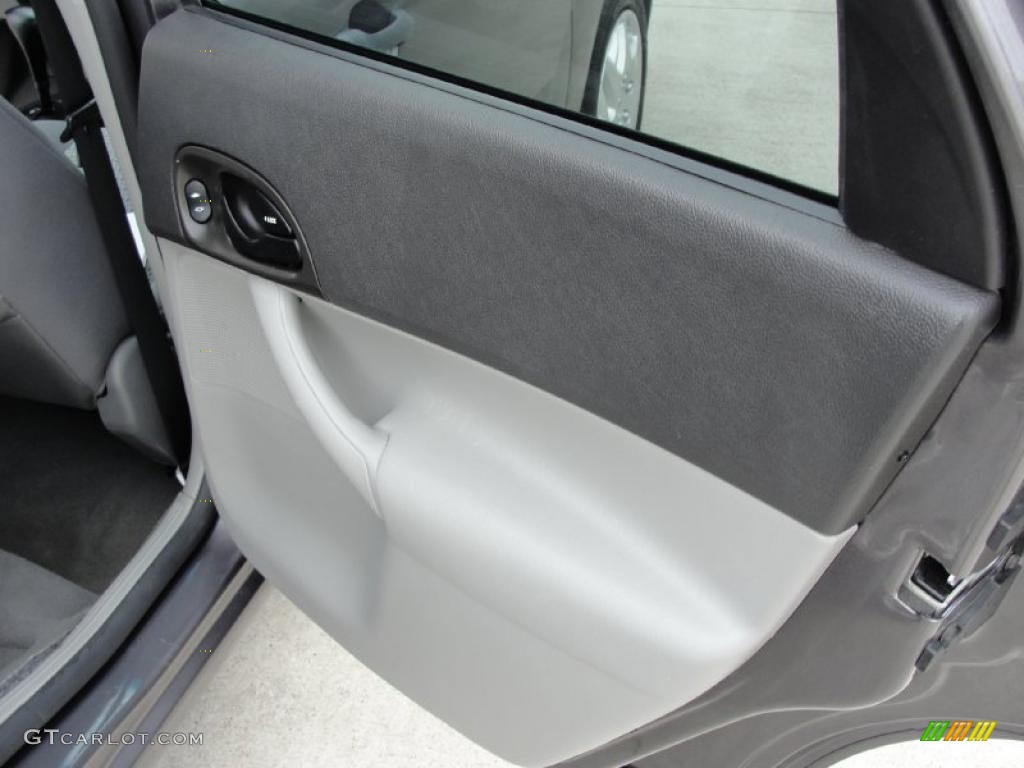 2007 Focus ZX4 SE Sedan - Liquid Grey Metallic / Charcoal/Light Flint photo #25