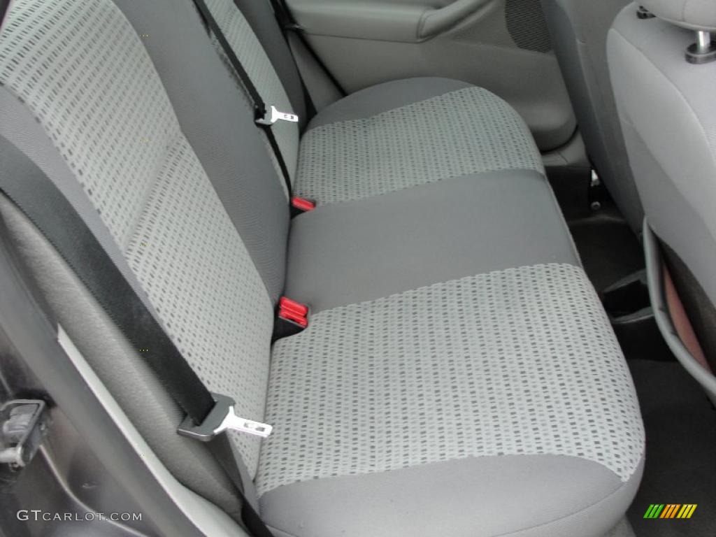 2007 Focus ZX4 SE Sedan - Liquid Grey Metallic / Charcoal/Light Flint photo #26