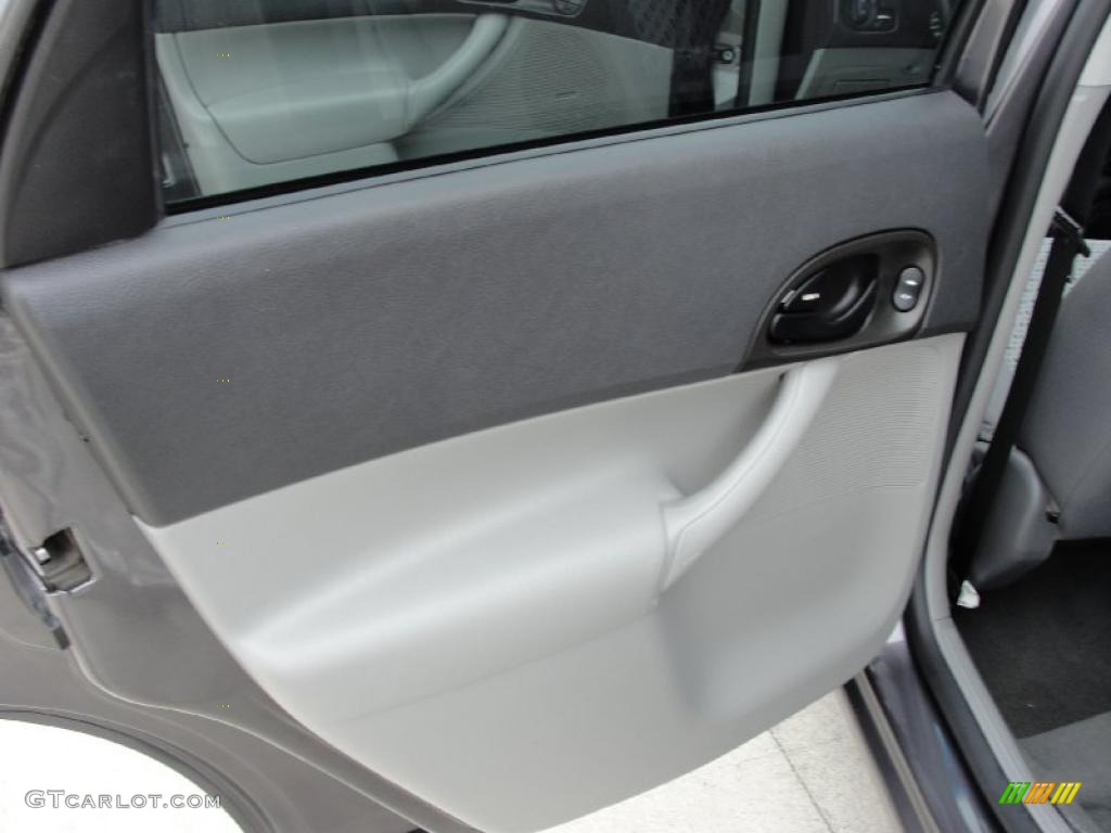 2007 Focus ZX4 SE Sedan - Liquid Grey Metallic / Charcoal/Light Flint photo #27