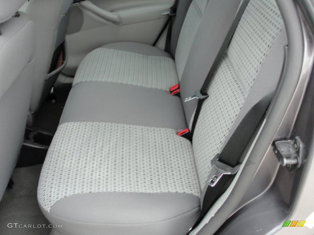2007 Focus ZX4 SE Sedan - Liquid Grey Metallic / Charcoal/Light Flint photo #28