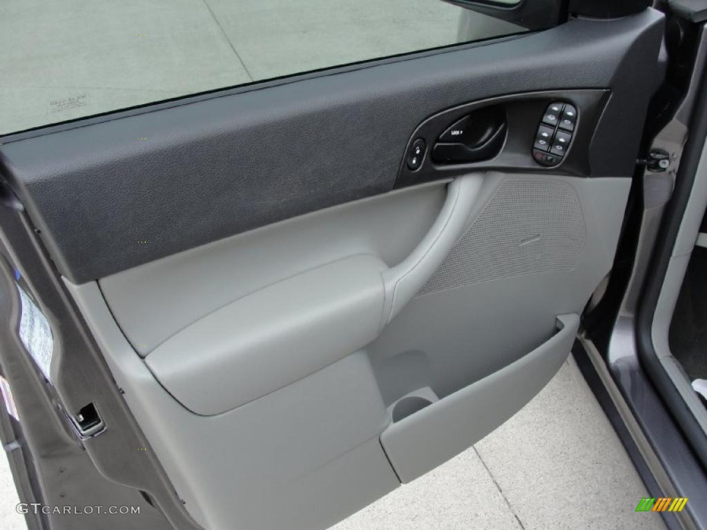 2007 Focus ZX4 SE Sedan - Liquid Grey Metallic / Charcoal/Light Flint photo #29