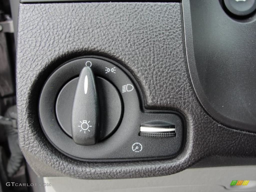 2007 Focus ZX4 SE Sedan - Liquid Grey Metallic / Charcoal/Light Flint photo #41