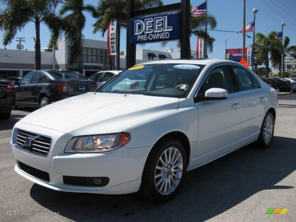 Ice White Volvo S80