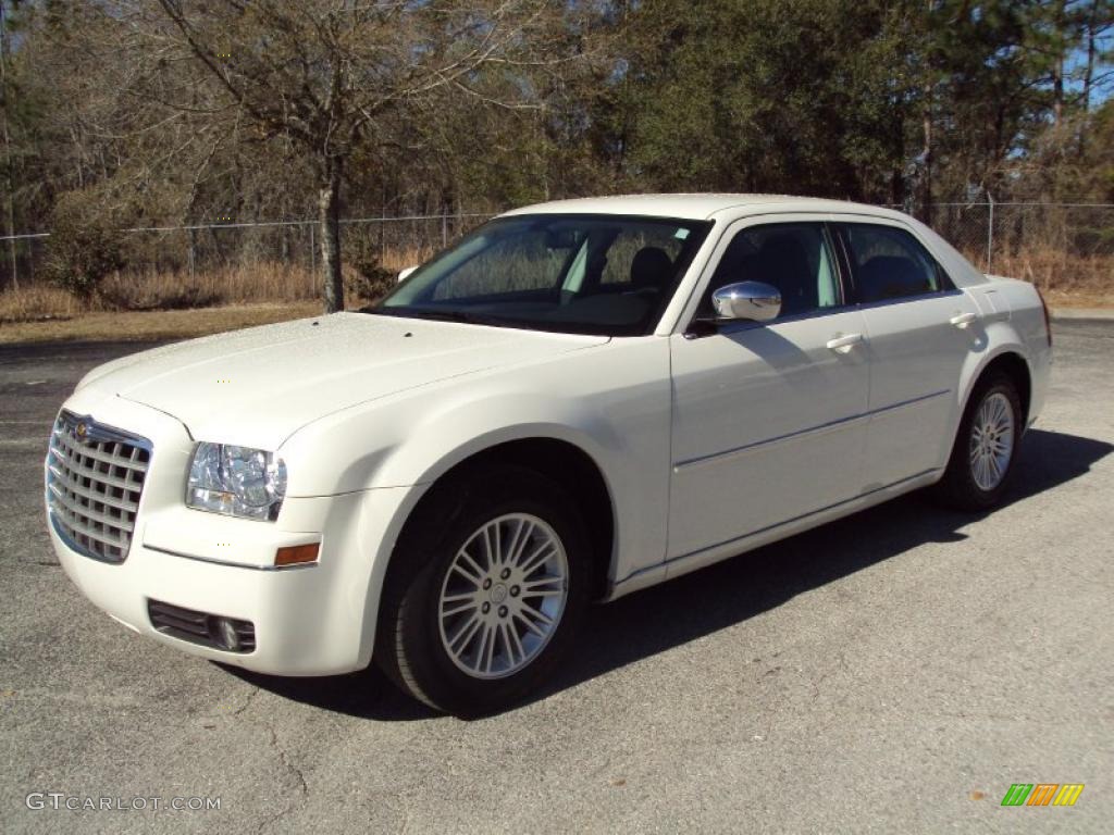 Cool Vanilla White Chrysler 300