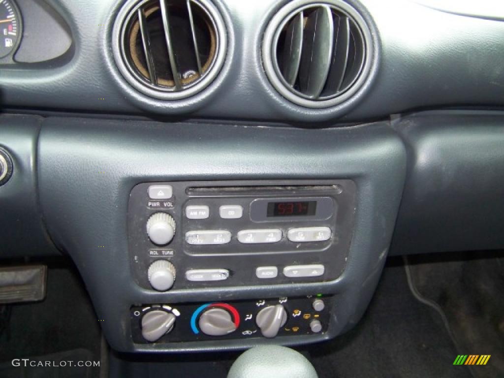 2005 Sunfire Coupe - Summit White / Graphite photo #11