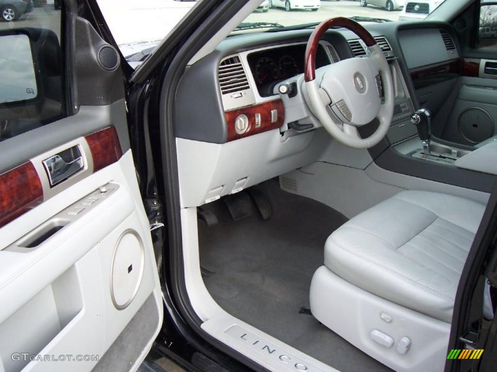 2006 Navigator Luxury - Black / Dove Grey photo #7