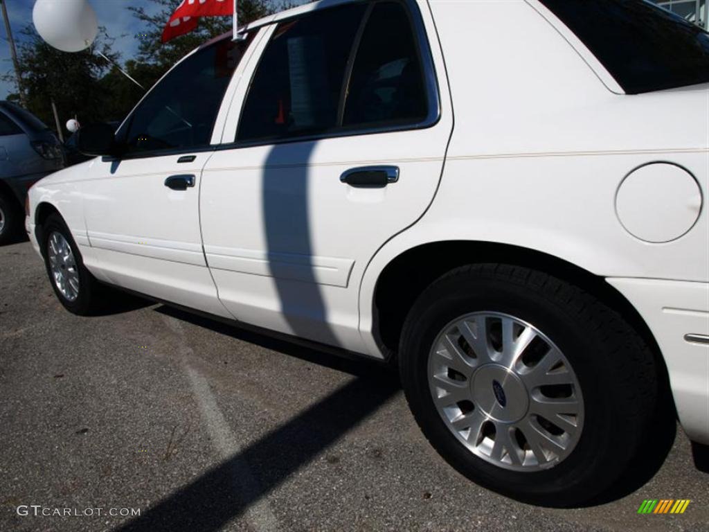 2003 Crown Victoria LX - Vibrant White / Medium Parchment photo #6