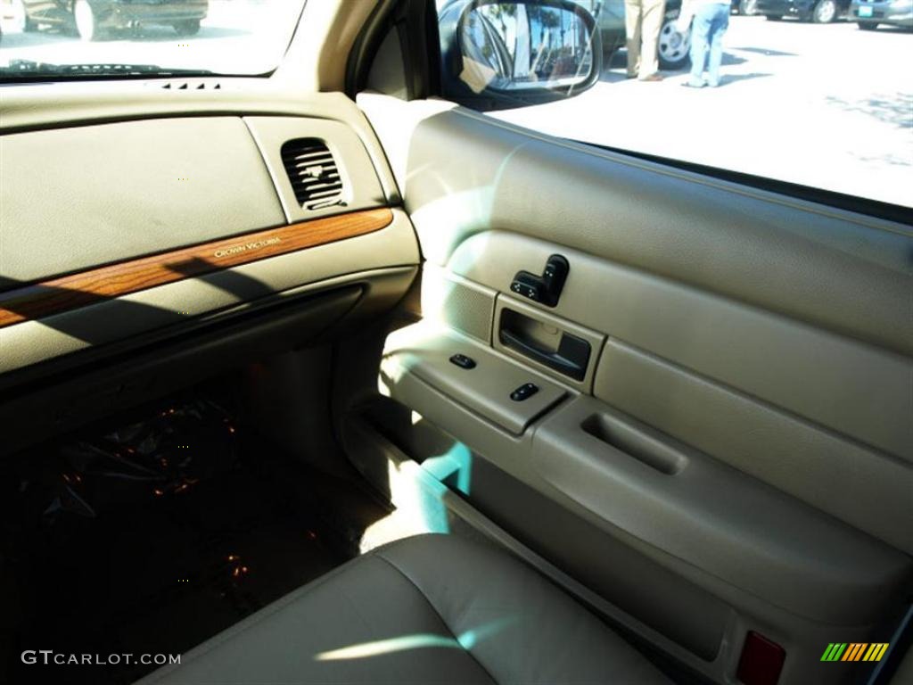 2003 Crown Victoria LX - Vibrant White / Medium Parchment photo #12