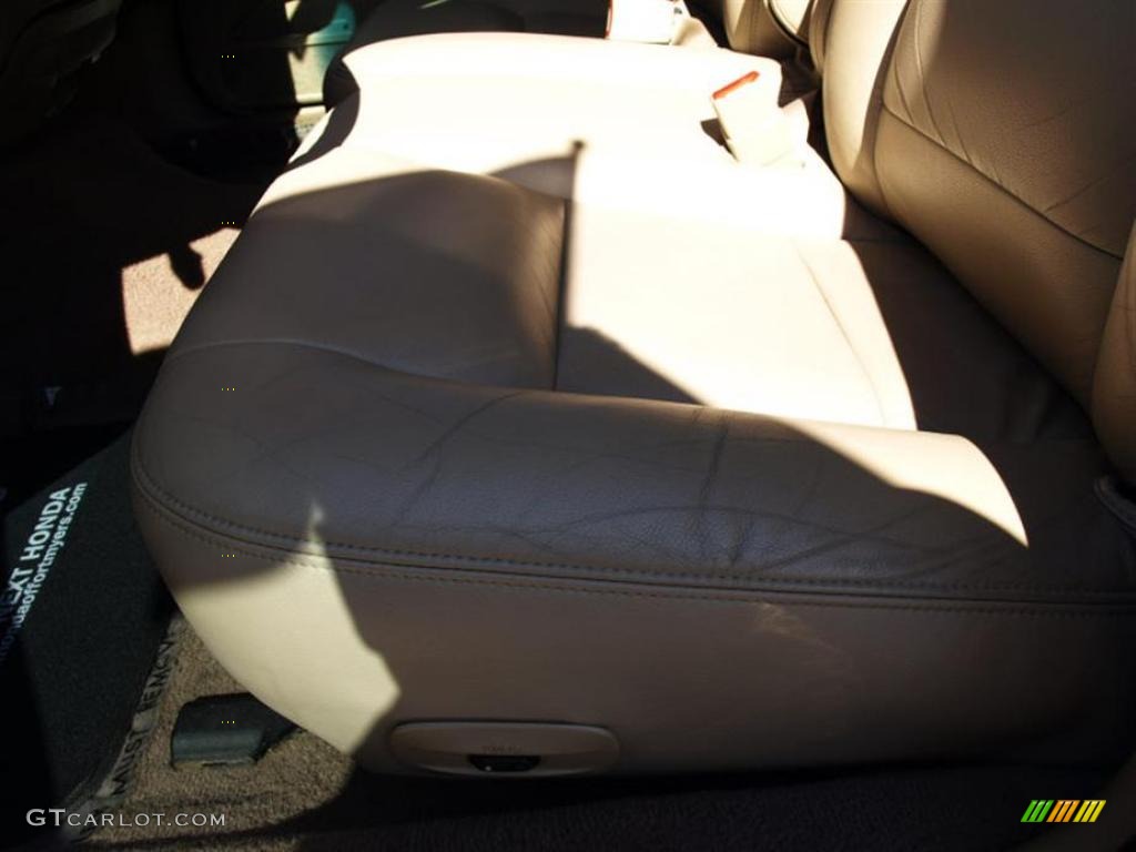 2003 Crown Victoria LX - Vibrant White / Medium Parchment photo #15