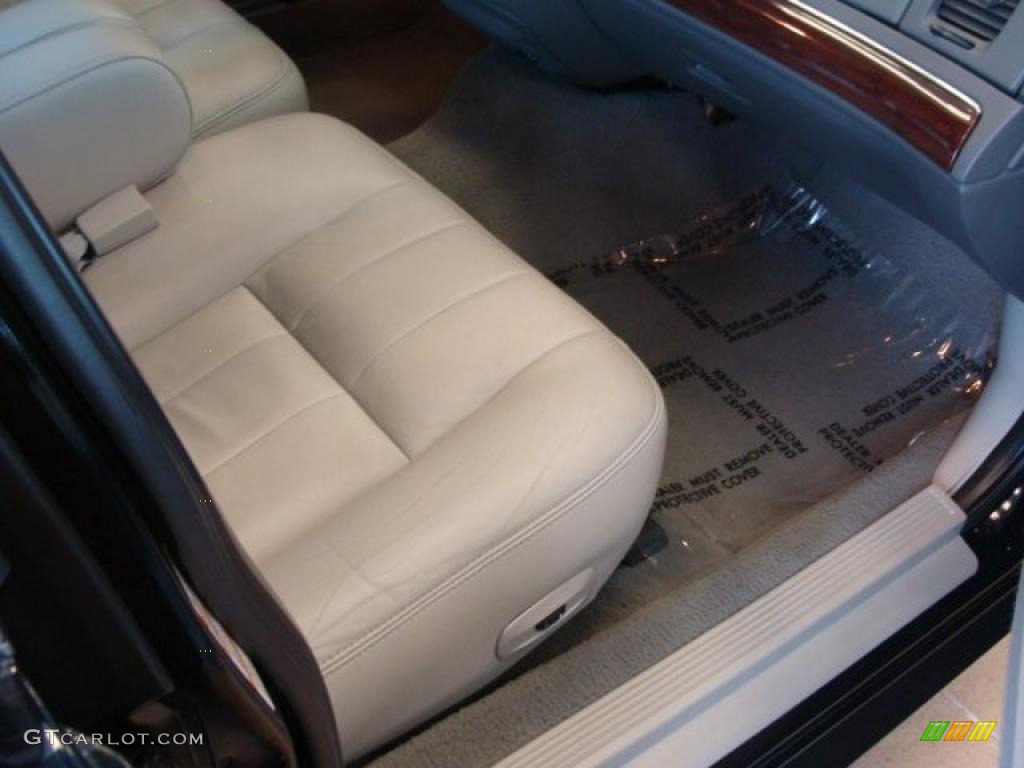 2004 Grand Marquis LS - Black Clearcoat / Light Flint photo #14
