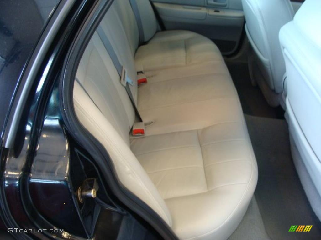 2004 Grand Marquis LS - Black Clearcoat / Light Flint photo #16