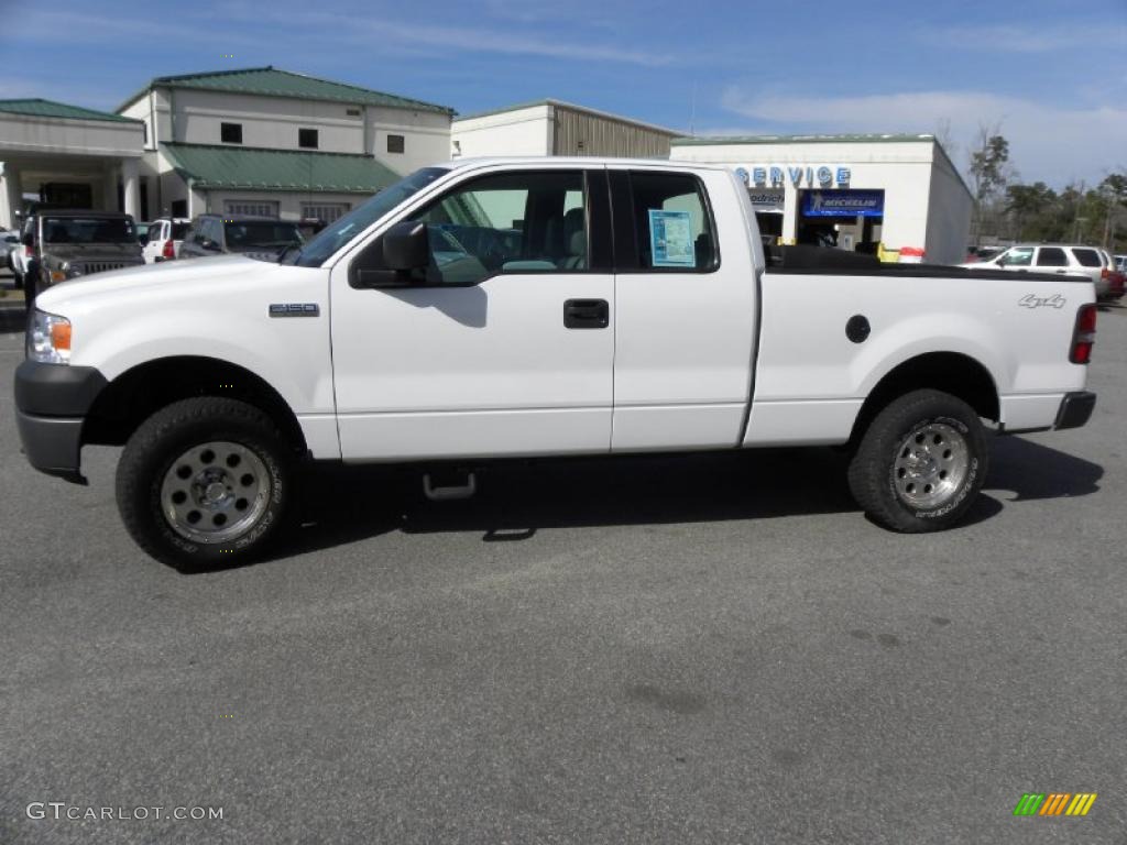 2006 F150 XL SuperCab 4x4 - Oxford White / Flint photo #2