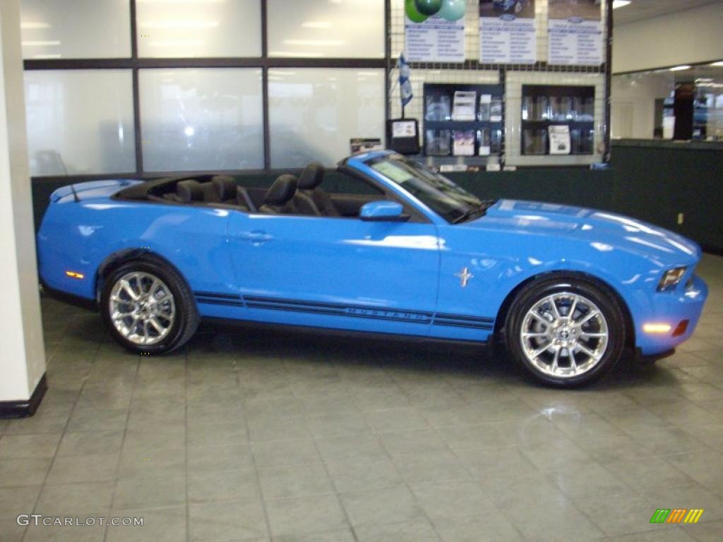 2010 Mustang V6 Premium Convertible - Grabber Blue / Charcoal Black photo #2