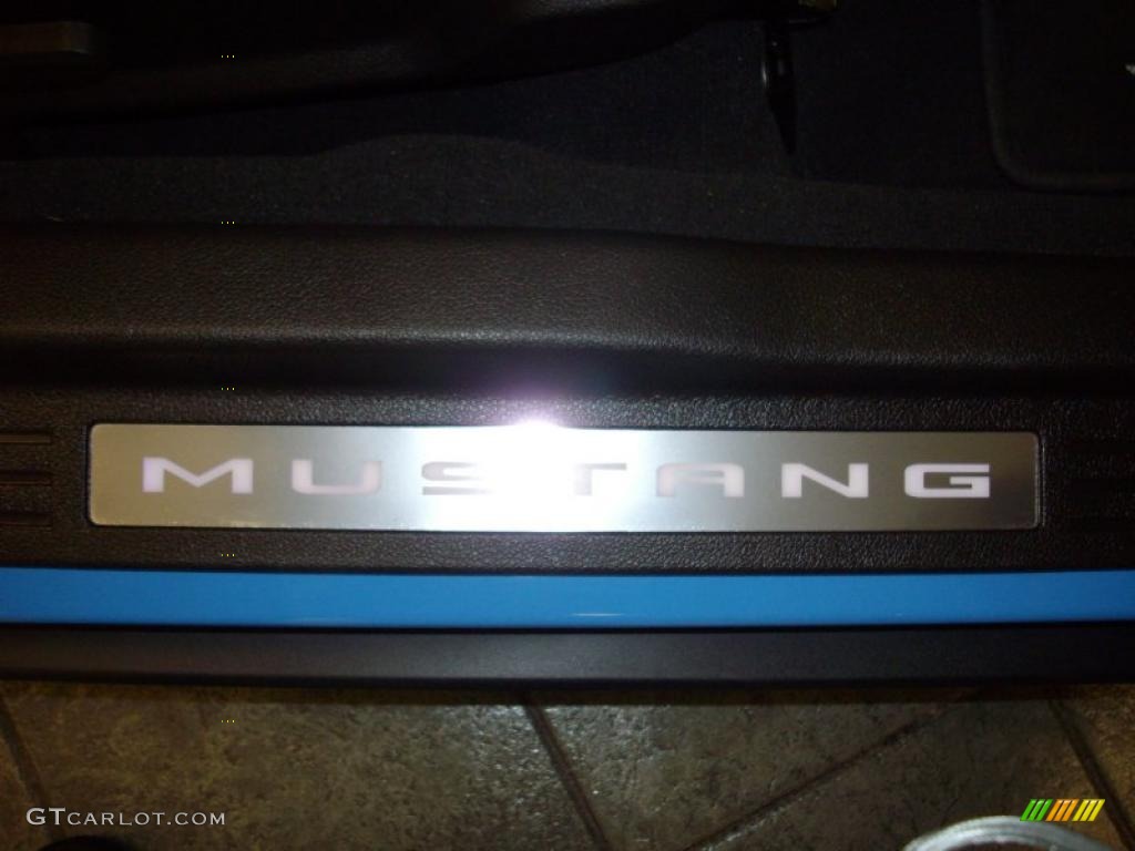 2010 Mustang V6 Premium Convertible - Grabber Blue / Charcoal Black photo #5
