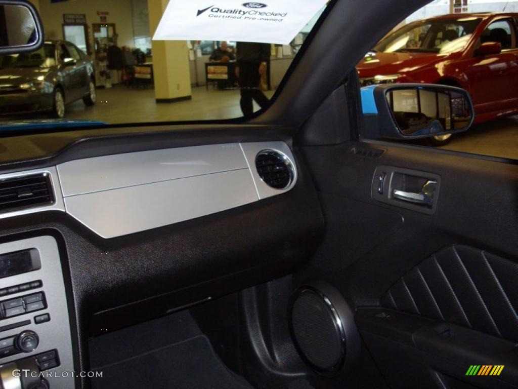 2010 Mustang V6 Premium Convertible - Grabber Blue / Charcoal Black photo #7