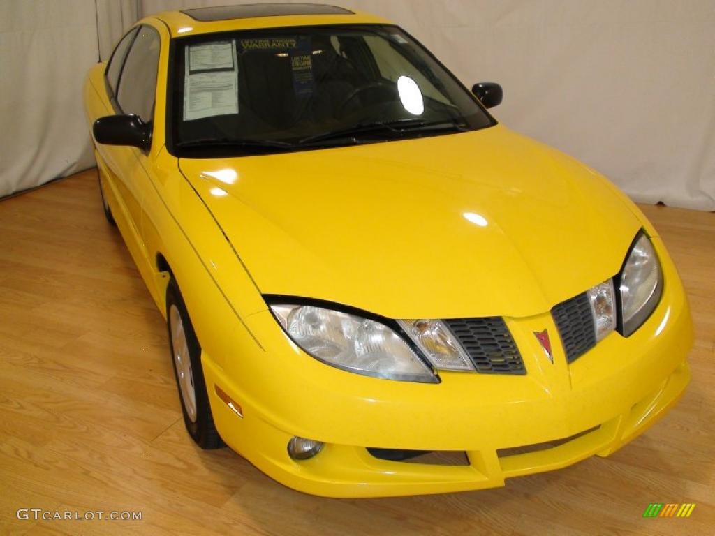 2004 Sunfire Coupe - Rally Yellow / Graphite photo #2