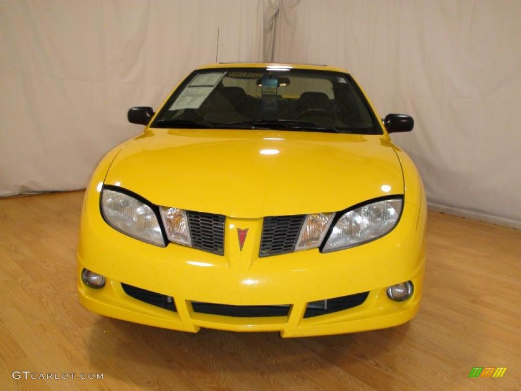 2004 Sunfire Coupe - Rally Yellow / Graphite photo #3