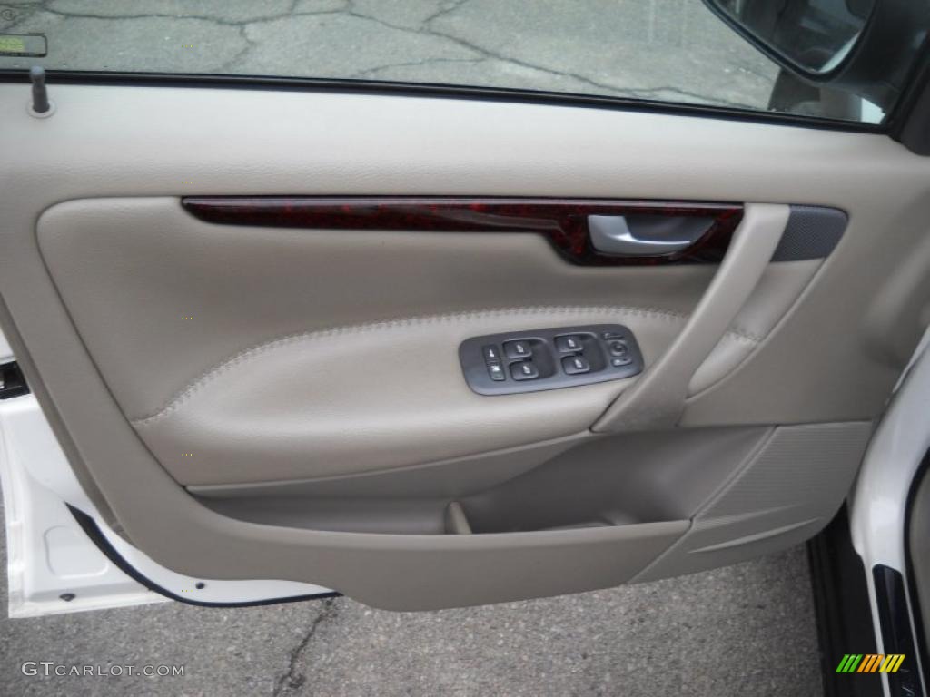 2003 XC70 AWD - White / Taupe photo #6