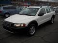 White - XC70 AWD Photo No. 18