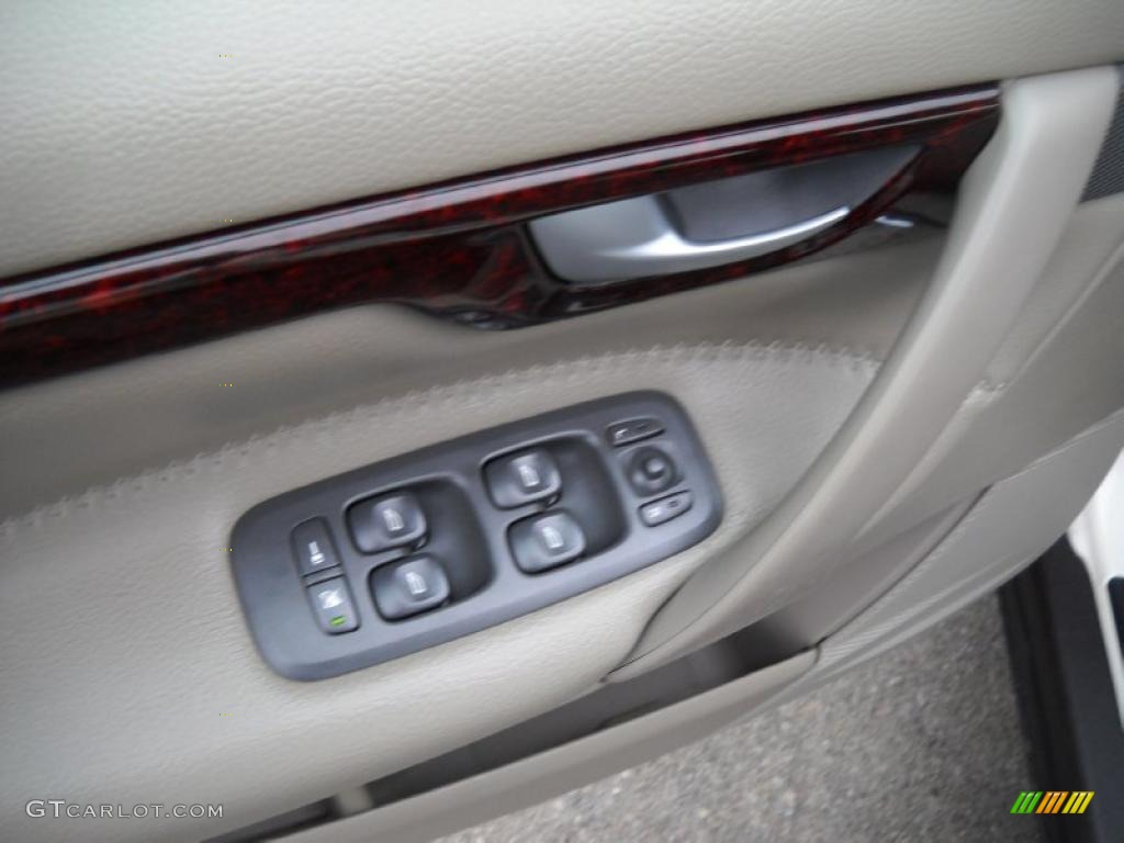 2003 XC70 AWD - White / Taupe photo #21