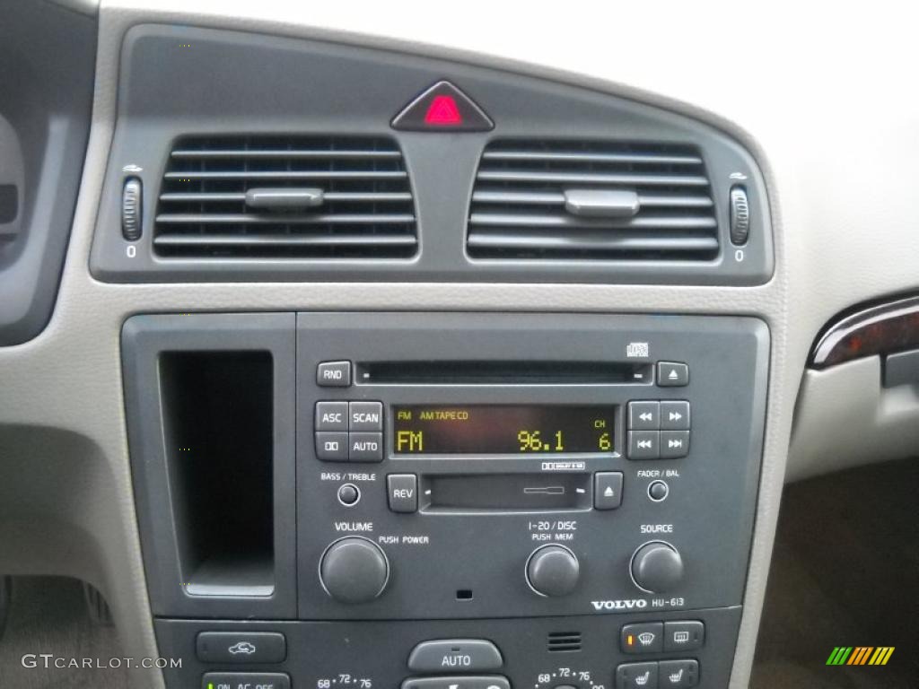 2003 XC70 AWD - White / Taupe photo #22