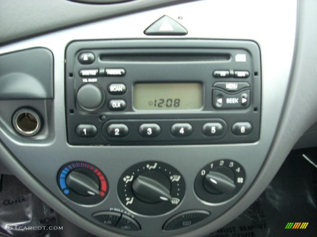2003 Focus ZX3 Coupe - CD Silver Metallic / Medium Graphite photo #9
