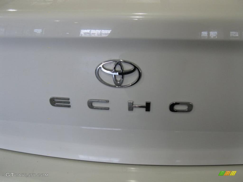 2002 ECHO Sedan - Polar White / Shadow Gray photo #9