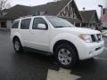 Avalanche White - Pathfinder LE 4x4 Photo No. 5