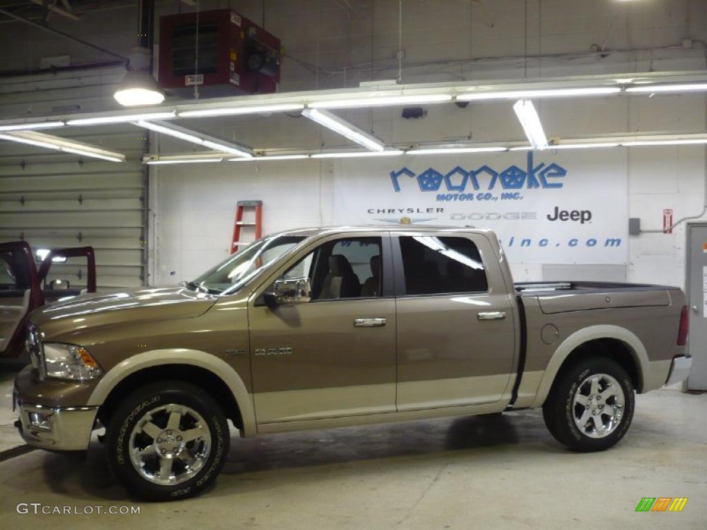 2009 Ram 1500 Laramie Crew Cab 4x4 - Austin Tan Pearl / Light Pebble Beige/Bark Brown photo #3