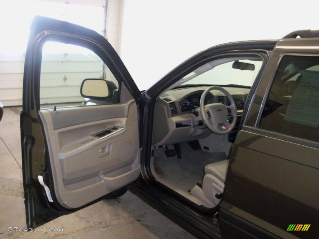 2005 Grand Cherokee Laredo 4x4 - Dark Khaki Pearl / Khaki photo #14