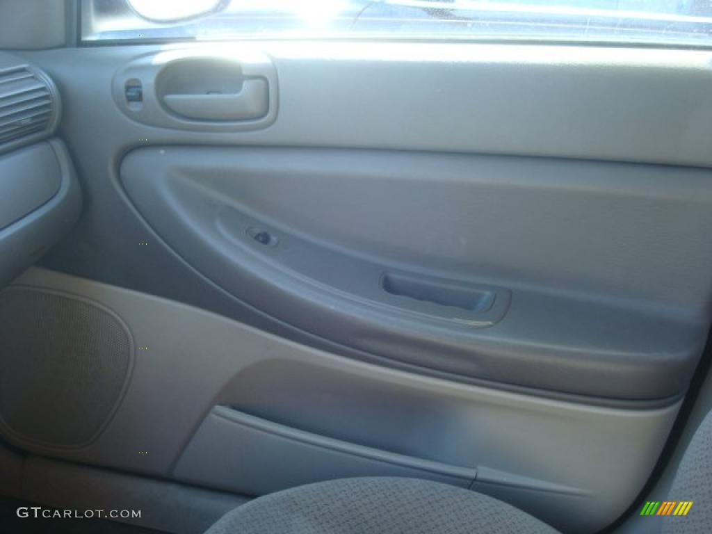 2005 Sebring Sedan - Stone White / Light Taupe photo #12