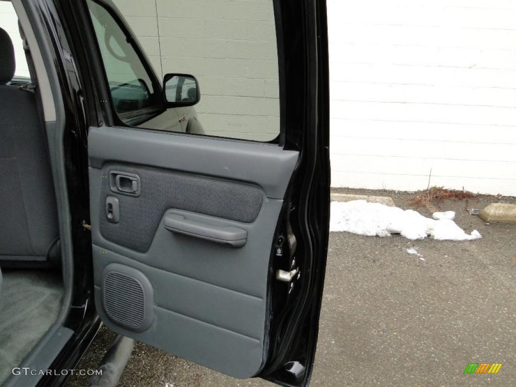 2002 Nissan Frontier SC Crew Cab 4x4 Charcoal Door Panel Photo #26623701