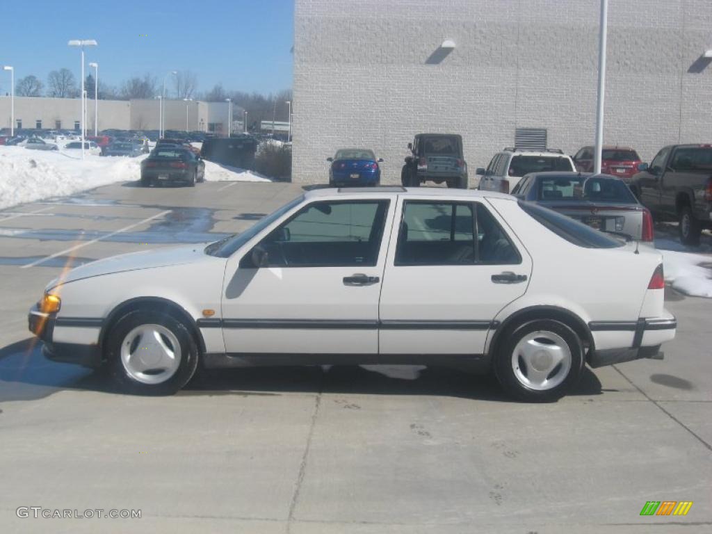 White Saab 9000