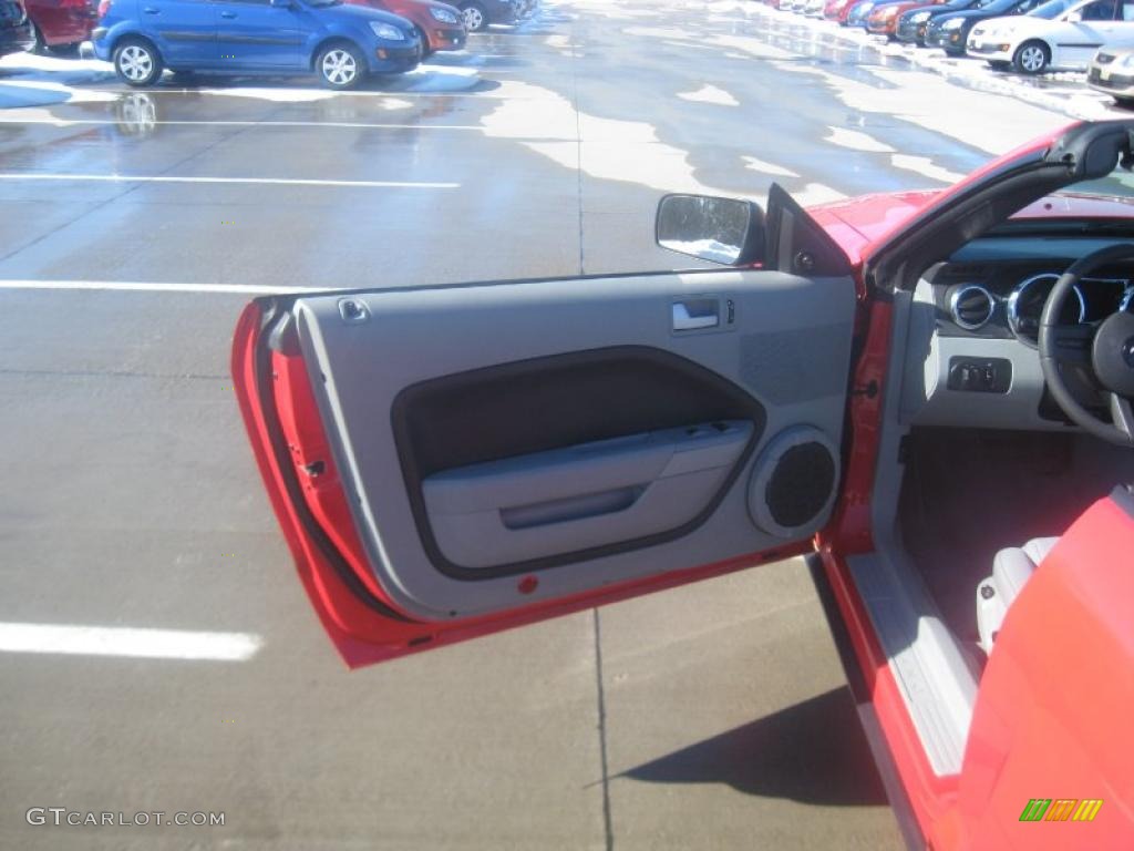 2008 Mustang V6 Deluxe Convertible - Torch Red / Light Graphite photo #25