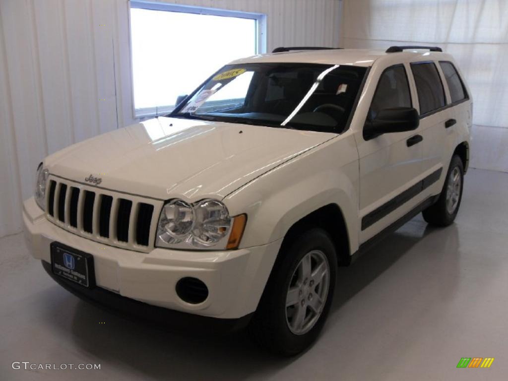 2005 Grand Cherokee Laredo 4x4 - Stone White / Khaki photo #1