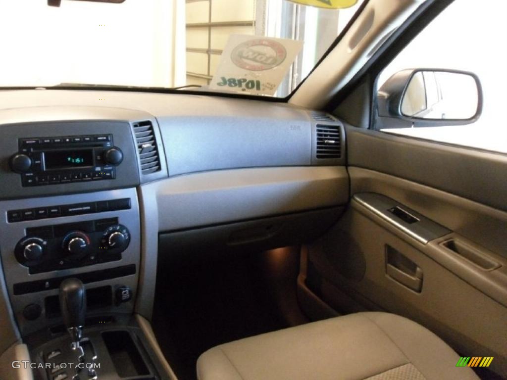 2005 Grand Cherokee Laredo 4x4 - Stone White / Khaki photo #14