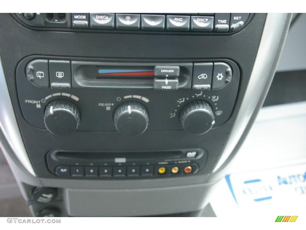 2005 Town & Country Touring - Inferno Red Pearl / Medium Slate Gray photo #8