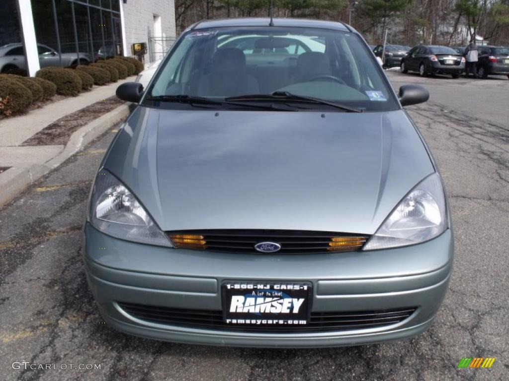 2004 Focus SE Sedan - Liquid Grey Metallic / Medium Graphite photo #2