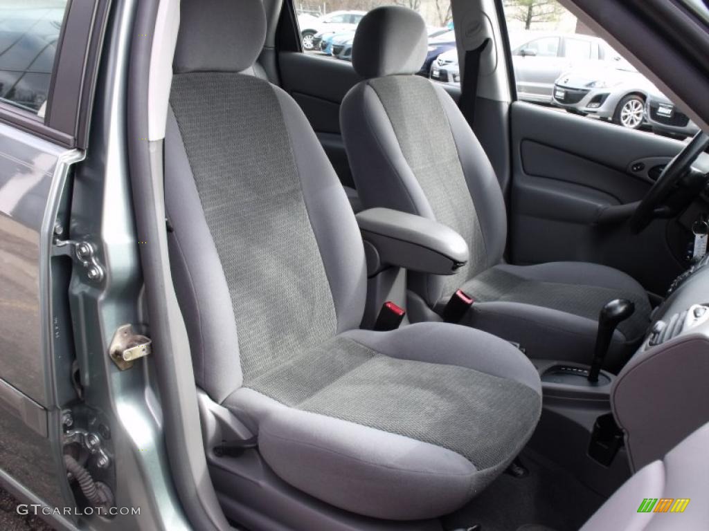 2004 Focus SE Sedan - Liquid Grey Metallic / Medium Graphite photo #11