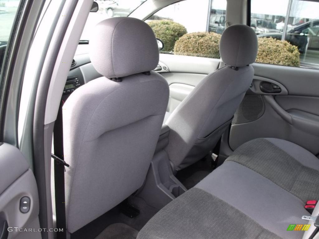 2004 Focus SE Sedan - Liquid Grey Metallic / Medium Graphite photo #17