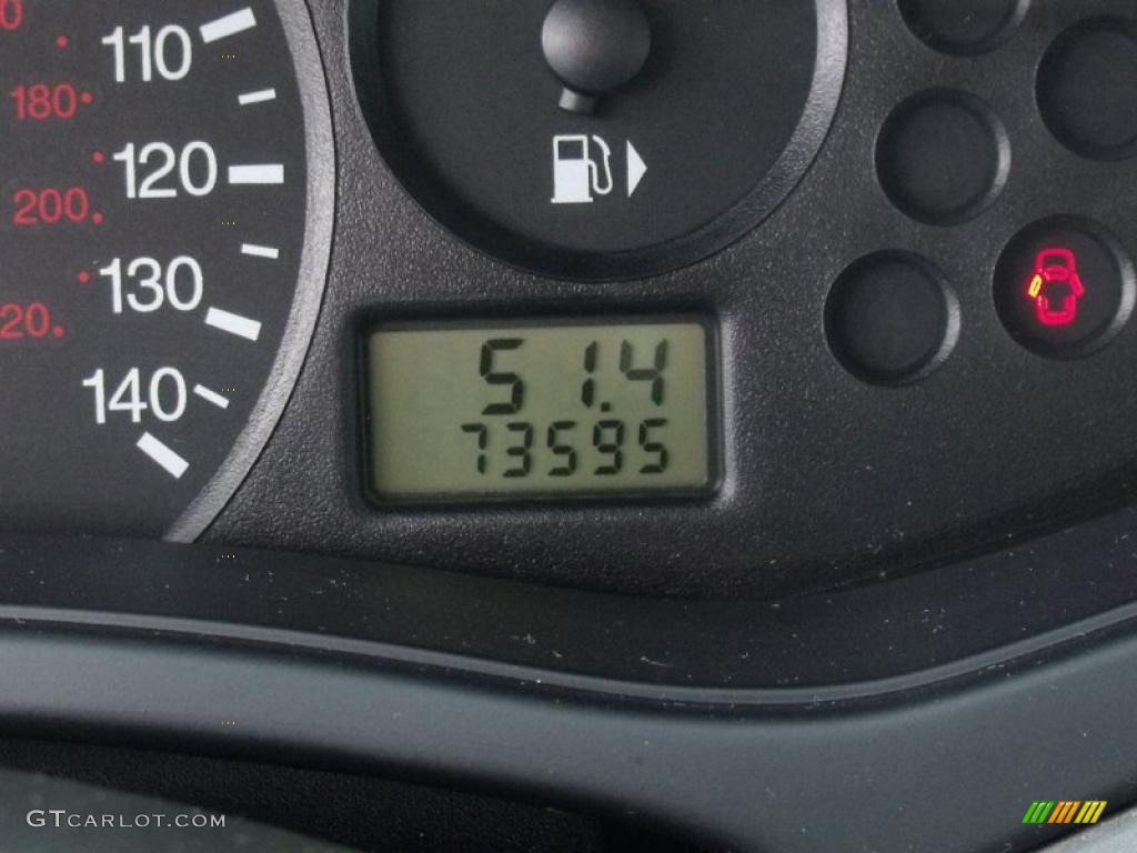 2004 Focus SE Sedan - Liquid Grey Metallic / Medium Graphite photo #23
