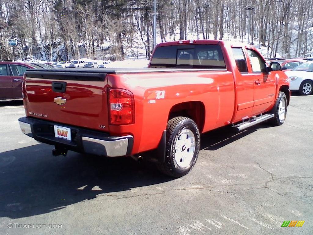 2007 Silverado 1500 LT Z71 Extended Cab 4x4 - Victory Red / Light Cashmere photo #6