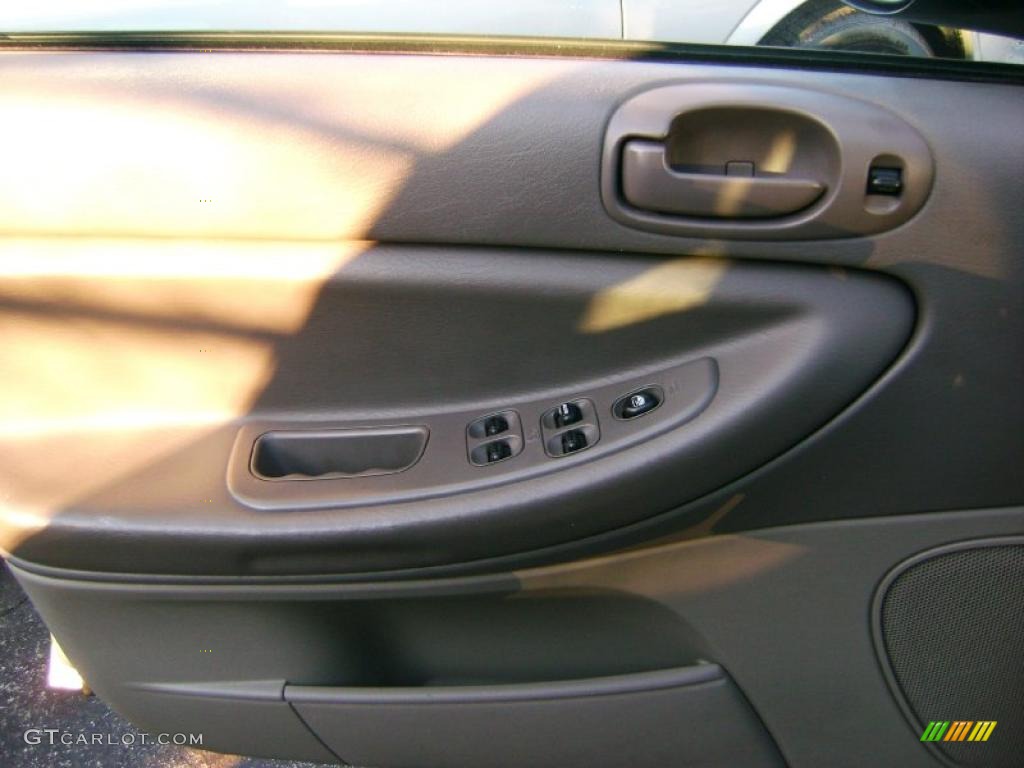 2004 Sebring Sedan - Bright Silver Metallic / Taupe photo #21