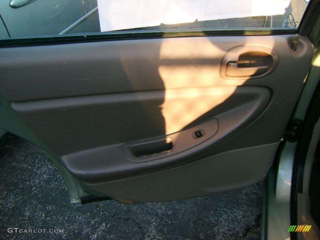 2004 Sebring Sedan - Bright Silver Metallic / Taupe photo #22