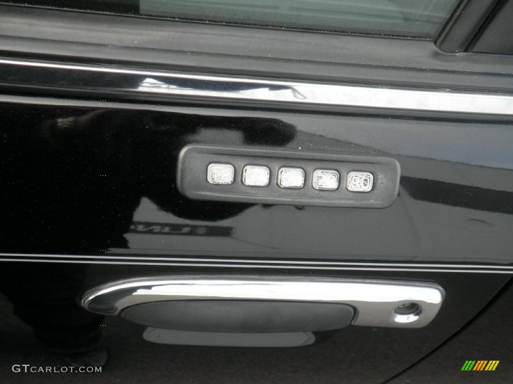 2003 Grand Marquis LS - Black / Dark Charcoal photo #10