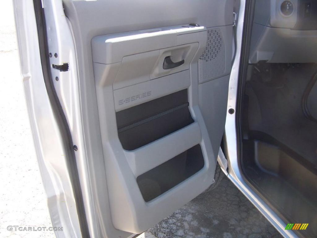 2009 E Series Van E350 Super Duty XLT Passenger - Brilliant Silver Metallic / Medium Flint photo #29