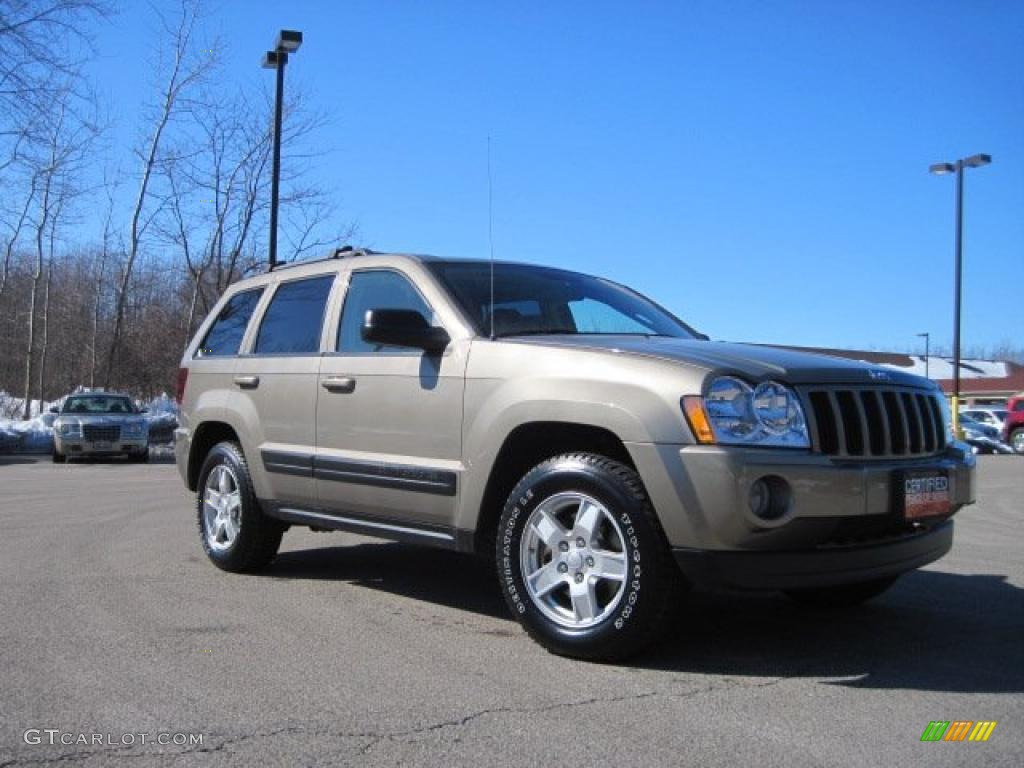 2006 Grand Cherokee Laredo 4x4 - Light Khaki Metallic / Khaki photo #3